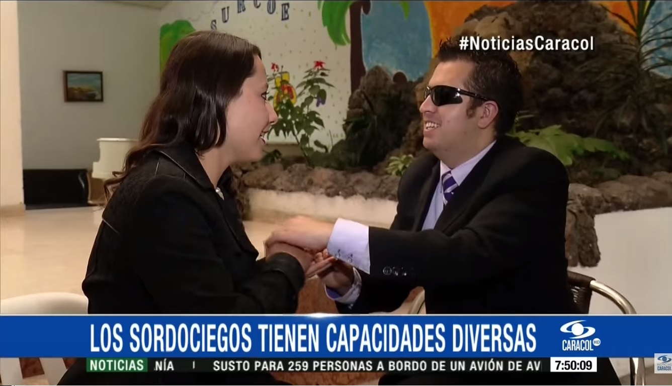 Reportera Estefanía Zárate Angarita en entrevista con el Presidente de la Asociación Colombiana de Sordociegos.